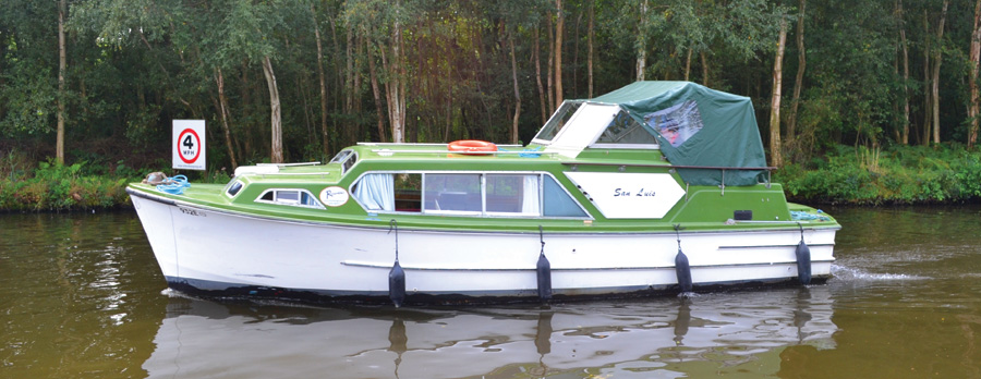 Aft cockpit cruiser