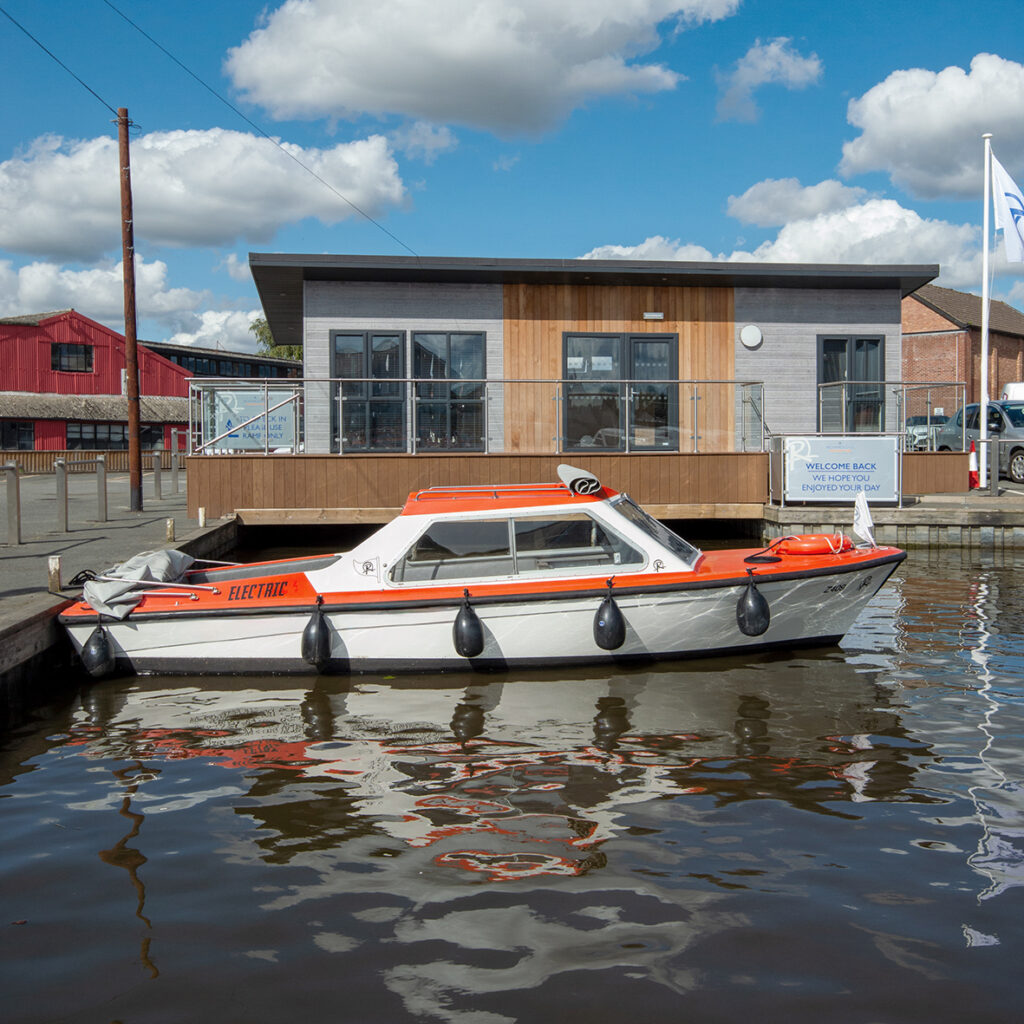 6 seater electric day boat