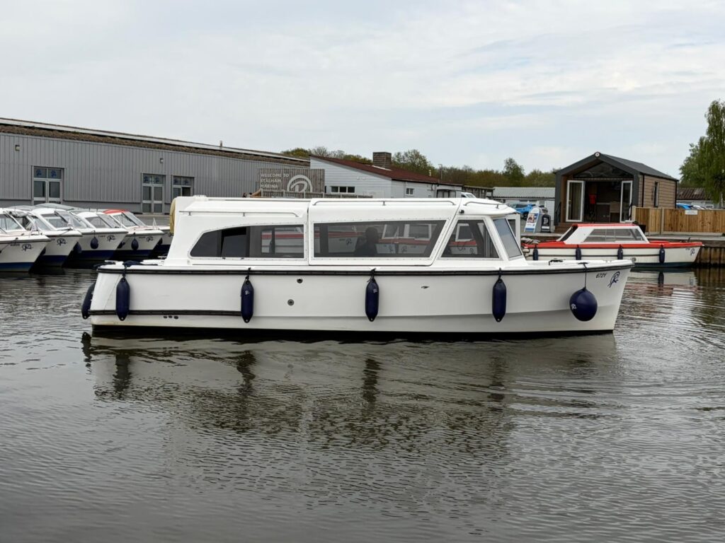 8-seater Starlight Day Cruiser Exterior